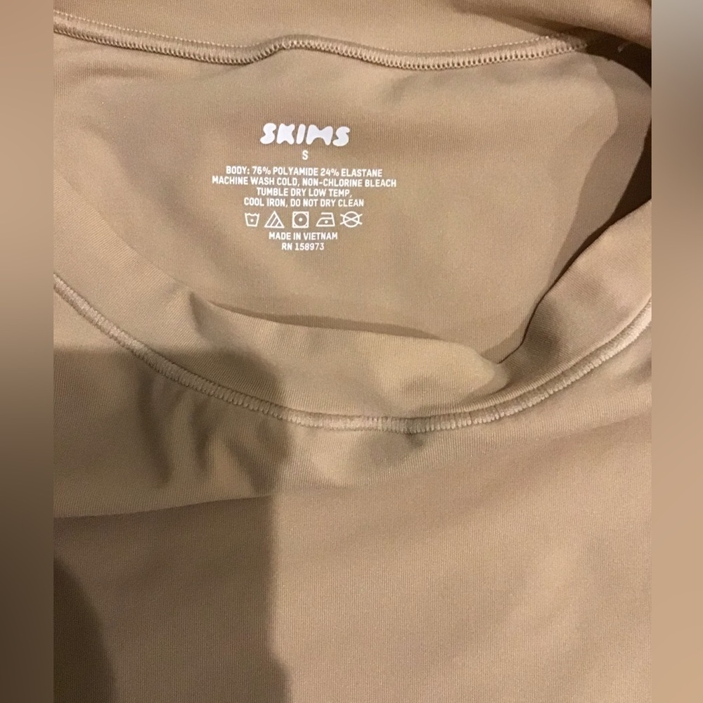 SKIMS Fits Everybody T-Shirt Bodysuit | Clay - Picture 6 of 7